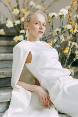 Sarı çiçekli gelinin modaya uygun modern görüntüsü. Gelinin narin çiçekli portresi..