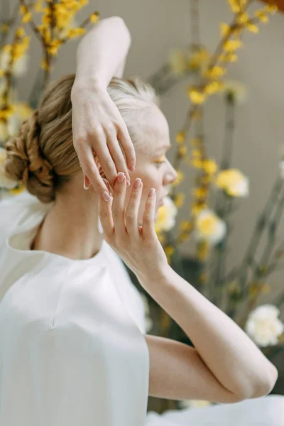 Trendy Gele Bloemisten Bruiloft Wedding Mode Bruid Concept Een Aantrekkelijke — Stockfoto