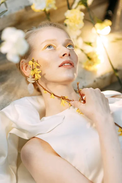 婚礼上流行的黄色花朵 婚礼时尚和新娘的概念 一个迷人的新娘在石阶上 在欧洲风格 — 图库照片