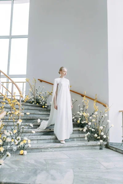 Sarı Gözlüklü Modern Çiçekçiler Gelinin Modaya Uygun Görüntüsü Beyaz Elbiseli — Stok fotoğraf