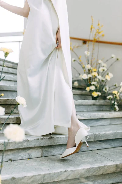 Dekor aus gelben Blumen auf der Treppe mit der Braut. Foto-Hochzeitszone in trendigen Farbtönen. — Stockfoto