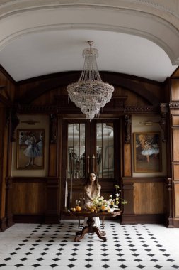 Gelinin koyu renkli, lakonik Avrupa tarzı bir görüntüsü. Beyaz elbiseli, şık, modern bir gelin. Keskin, kavramsal bir imaj..