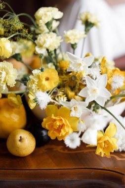 Moda gölgeli düğün dekoru, baskılı kompozisyon. Sarı çiçekli, meyveli, düğün davetiyeli hassas bir kompozisyon..