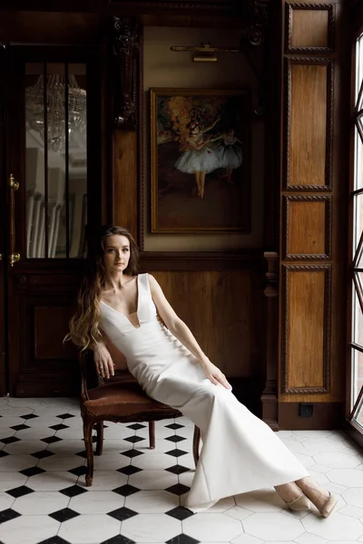 一个时髦的形象 新娘在黑暗的内部 淡雅的欧洲风格 穿着白色裙子的时髦的现代新娘 有着剪裁的 概念性的形象 — 图库照片
