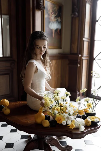 Une Image Branchée Mariée Dans Intérieur Sombre Style Européen Laconique — Photo