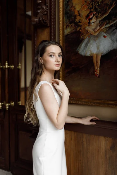 一个时髦的形象 新娘在黑暗的内部 淡雅的欧洲风格 穿着白色裙子的时髦的现代新娘 有着剪裁的 概念性的形象 — 图库照片