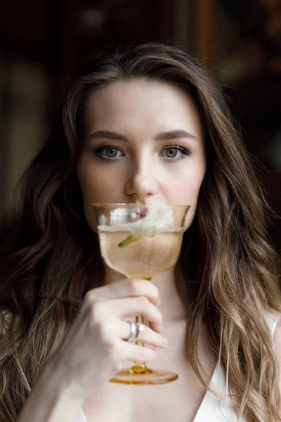 Une Image Branchée Mariée Dans Intérieur Sombre Style Européen Laconique — Photo