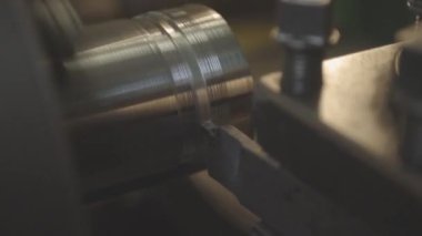 Torna makinası metali keser, yakın plan. Demir bölmeli eski torna, çalışma süreci.