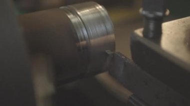 Torna makinası metali keser, yakın plan. Demir bölmeli eski torna, çalışma süreci.
