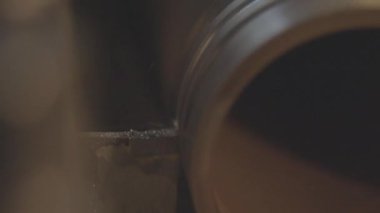 Torna makinası metali keser, yakın plan. Demir bölmeli eski torna, çalışma süreci.