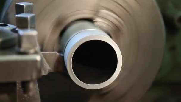 Torno Corta Metal Close Torno Velho Com Tarugo Ferro Processo — Vídeo de Stock