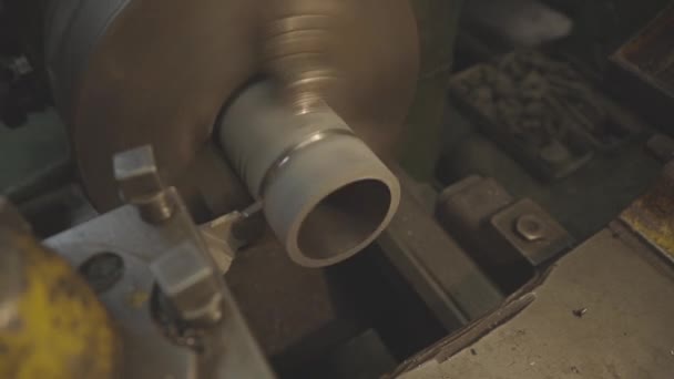 Ένας Τόρνος Κόβει Μέταλλο Από Κοντά Παλιός Τόρνος Σιδέρωμα Σιδήρου — Αρχείο Βίντεο