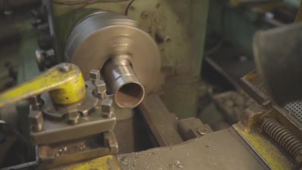 Eine Drehbank Schneidet Metall Aus Nächster Nähe Alte Drehmaschine Mit — Stockvideo