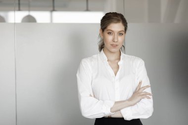 İş ortamındaki bir kızın yakın plan portresi. Basit bir iş kadını portresi..