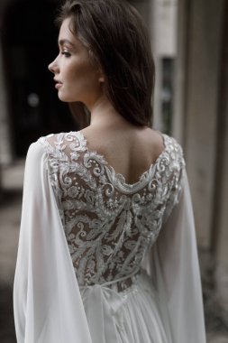 Gelin, bahçeye bakan villanın merdivenlerinden çıkar. Avrupa tarzında eski bir villada düğün, trendler 2021.