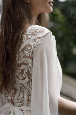 Gelin, bahçeye bakan villanın merdivenlerinden çıkar. Avrupa tarzında eski bir villada düğün, trendler 2021.