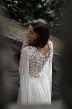 Avrupa tarzında eski bir villada düğün, 2021 'de moda. Gelin, bahçeye bakan villanın merdivenlerinden çıkar..