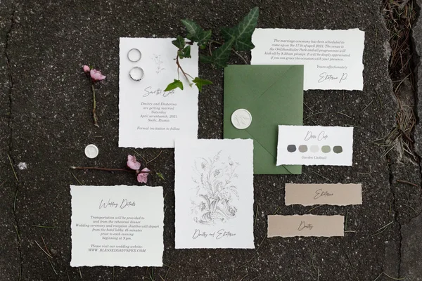 Sada svatebních pozvánek ve stylu boho s kaligrafií. Pohlednice, obálka a pohlednice na svatebním tisku na pozadí s trávou a mechem. — Stock fotografie