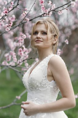 Çay tarlasında bir boho gelini. Ormanda güzel bir gelin.