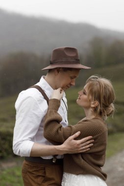 Dağ çay çiftliğinde çiftlik tarzı bir düğün. Çift çay tarlaları arasındaki doğa manzarasını seviyor..