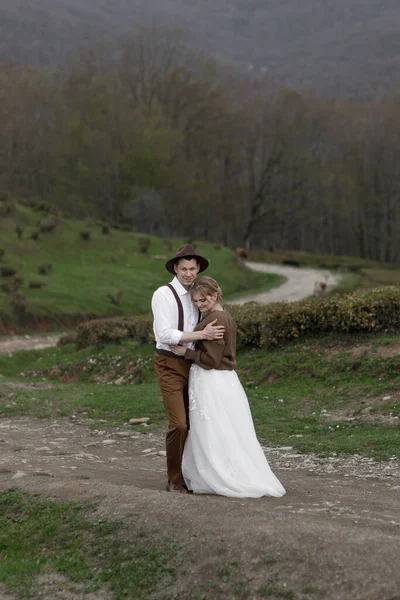 Una Boda Estilo Granja Una Plantación Montaña Pareja Disfruta Vista —  Fotos de Stock