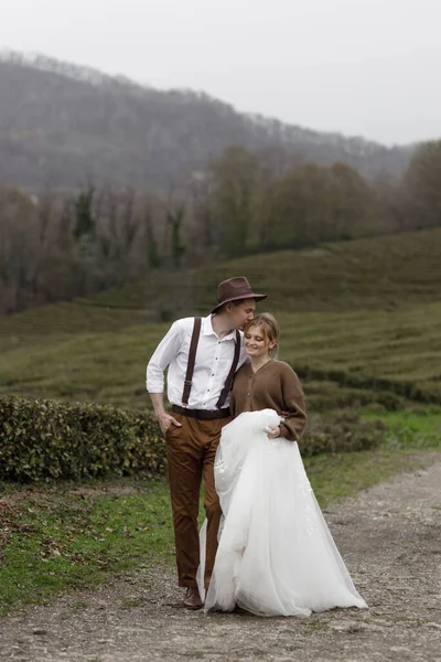 Una Boda Estilo Granja Una Plantación Montaña Pareja Disfruta Vista —  Fotos de Stock