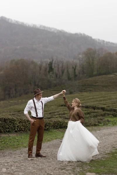 山茶畑での農家風の結婚式 二人は茶畑の中で自然の景色を楽しむ — ストック写真