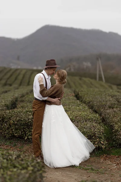 Una Boda Estilo Granja Una Plantación Montaña Pareja Disfruta Vista —  Fotos de Stock