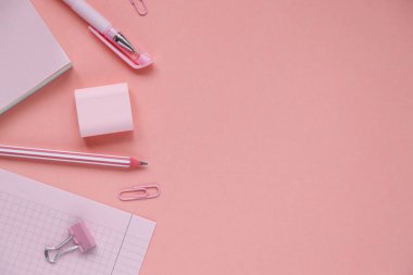 Sabit konsept, düz konsept. Okul malzemelerinin fotoğrafı. Makas, kalem, ataç, hesap makinesi, yapışkan not, zımba ve not defteri..