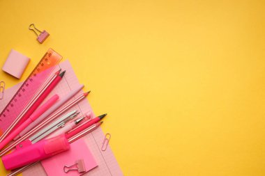 Okula dönelim. Okul malzemeleriyle sarı arka plan. Parlak renkli arka plan. Boşluğu kopyala.