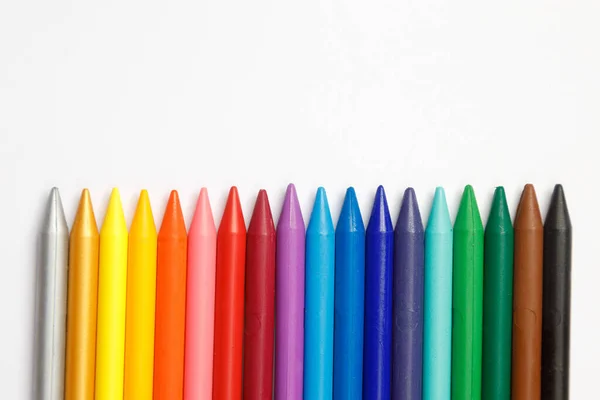 Crayons Escolares Infantis Fundo Branco Conjunto Lápis Cor Forma Arco — Fotografia de Stock
