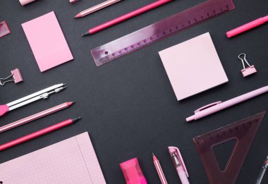 Sabit konsept, düz üst görünüm. Okul malzemelerinin fotoğrafı. Makas, kalem, ataç, yapışkan not, zımba ve not defteri..