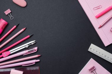 Okula dönelim. Okul malzemeleri ile sarı arka plan: çıkartmalar, makas, keçeli kalemler, dünya, cetvel. Uzayı kopyala Koyu ve siyah arkaplan.