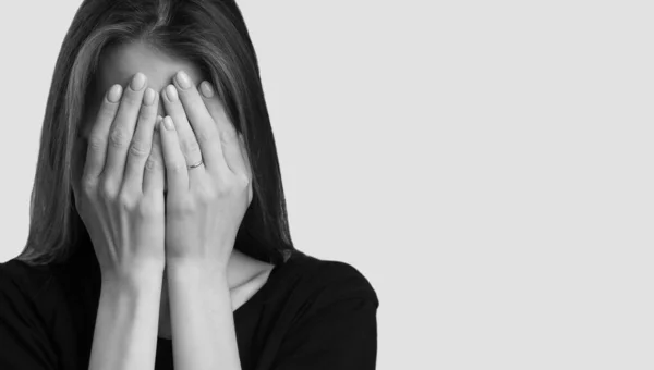 Zastavte Domácí Násilí Ženách Dívka Zakryje Tvář Rukama Pláče — Stock fotografie