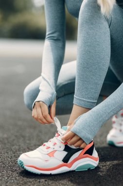 Açık havada ısınma hareketleri, esneme hareketleri. Sportif bir kadın spor salonunda antrenman yapar ve egzersiz yapar..
