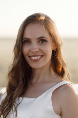 Gün batımında bir uçakla düğün fotoğrafı çekimi. Özel uçağı olan mutlu bir gelin..