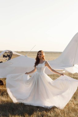 Gün batımında bir uçakla düğün fotoğrafı çekimi. Özel uçağı olan mutlu bir gelin..