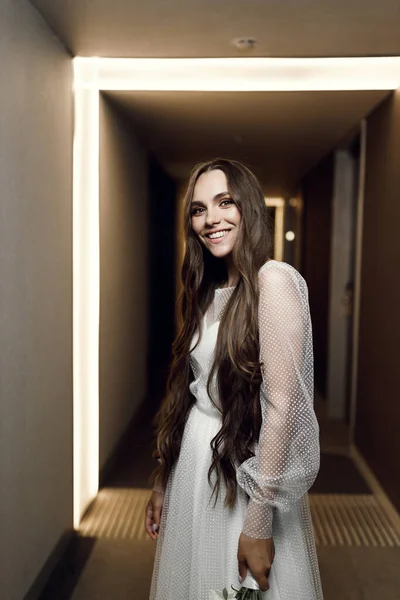 A noiva em um vestido branco, taxas no hotel. Um casamento elegante no estilo europeu. — Fotografia de Stock