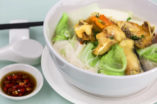 魚のフライ麺茶漬け — ストック写真