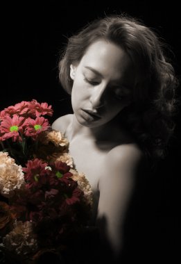 Çiçekli güzel kadın.