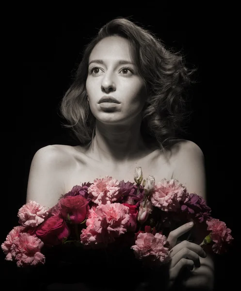 Hermosa mujer con flores — Foto de Stock