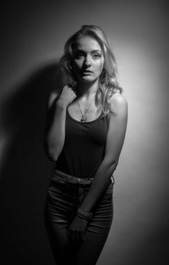 Ciddi bir yüz ile sarışın