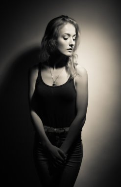 Ciddi bir yüz ile sarışın