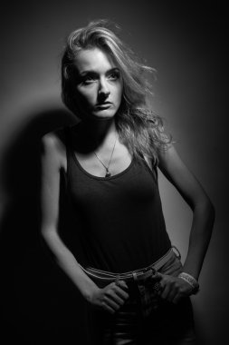 Ciddi bir yüz ile sarışın