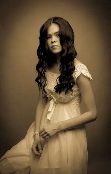 Chica con el pelo negro en un vestido ligero — Foto de Stock