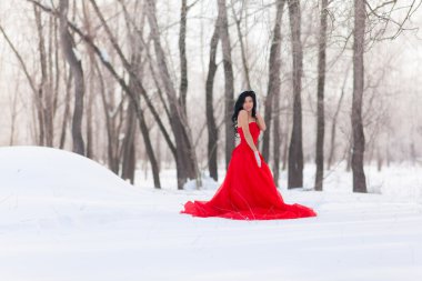 Kırmızı elbiseli güzel esmer