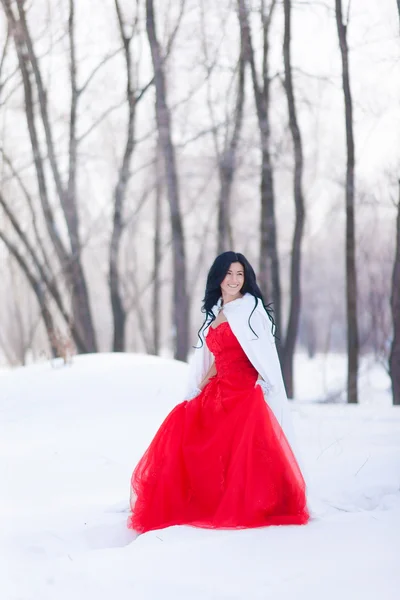 Linda morena em um vestido vermelho — Fotografia de Stock