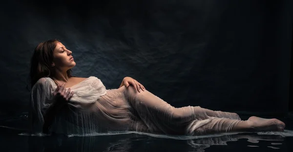 Islak bez çıplak kadın