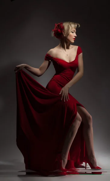 Belle femme blonde en robe rouge — Photo