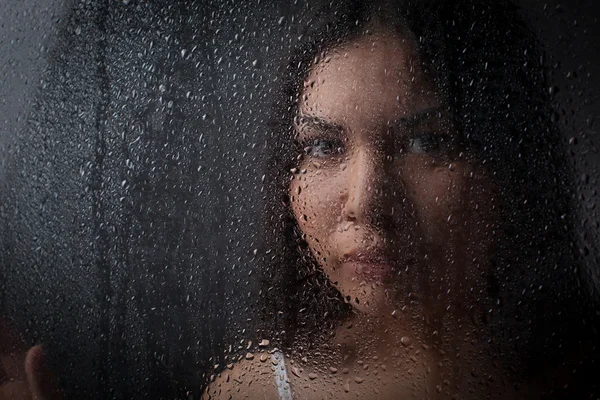 Uma menina bonita em uma camiseta branca — Fotografia de Stock